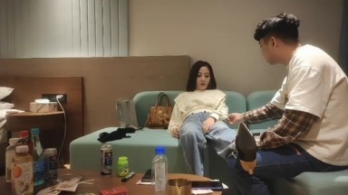 加钱哥加钱哥网约韵味十足小少妇，自带开档黑丝袜，极品美腿口活一流