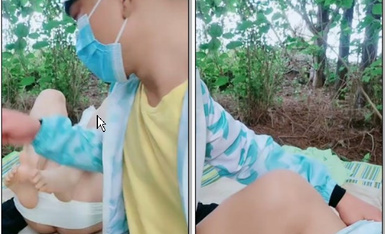 大山里面的小树林里玩弄骚表姐，露脸黑丝69口交舔骚穴，主动上位抽插小哥