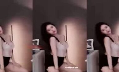 斗鱼超人气女神【张琪格】8月最新露点揉奶合集 3