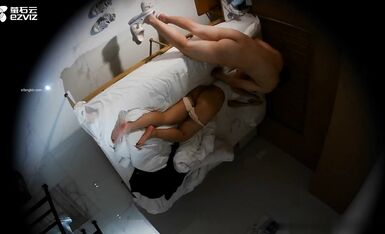 偷拍小胖哥吃完炸鸡后入趴在床上玩手机的女友貌似弄伤了女炮友还给搽药膏