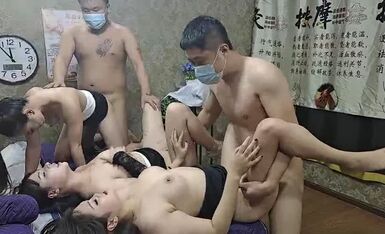 按摩店的女技师激情5P，享受三个骚女的按摩丝袜制服情趣，按摩床凑一起各种揉奶抽插，场面淫乱叫声不断刺激