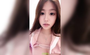 鄰家騷妹妹【朵朵的】奶子白嫩超漂亮在直播間放大招，嬌軀全裸大膽掰開粉嫩小逼，淫水閃閃尺度爆表_2